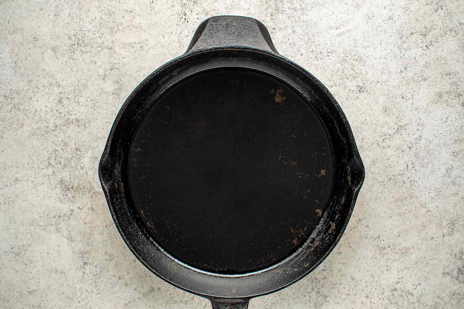 Cast iron skillet with oil 