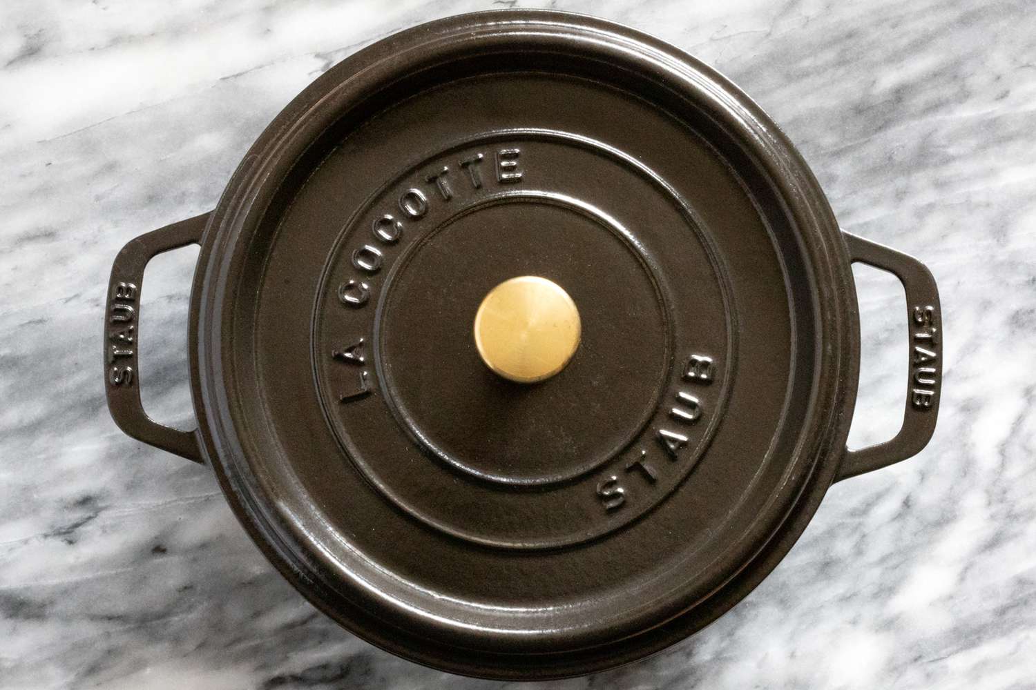 Dutch oven with metal knob