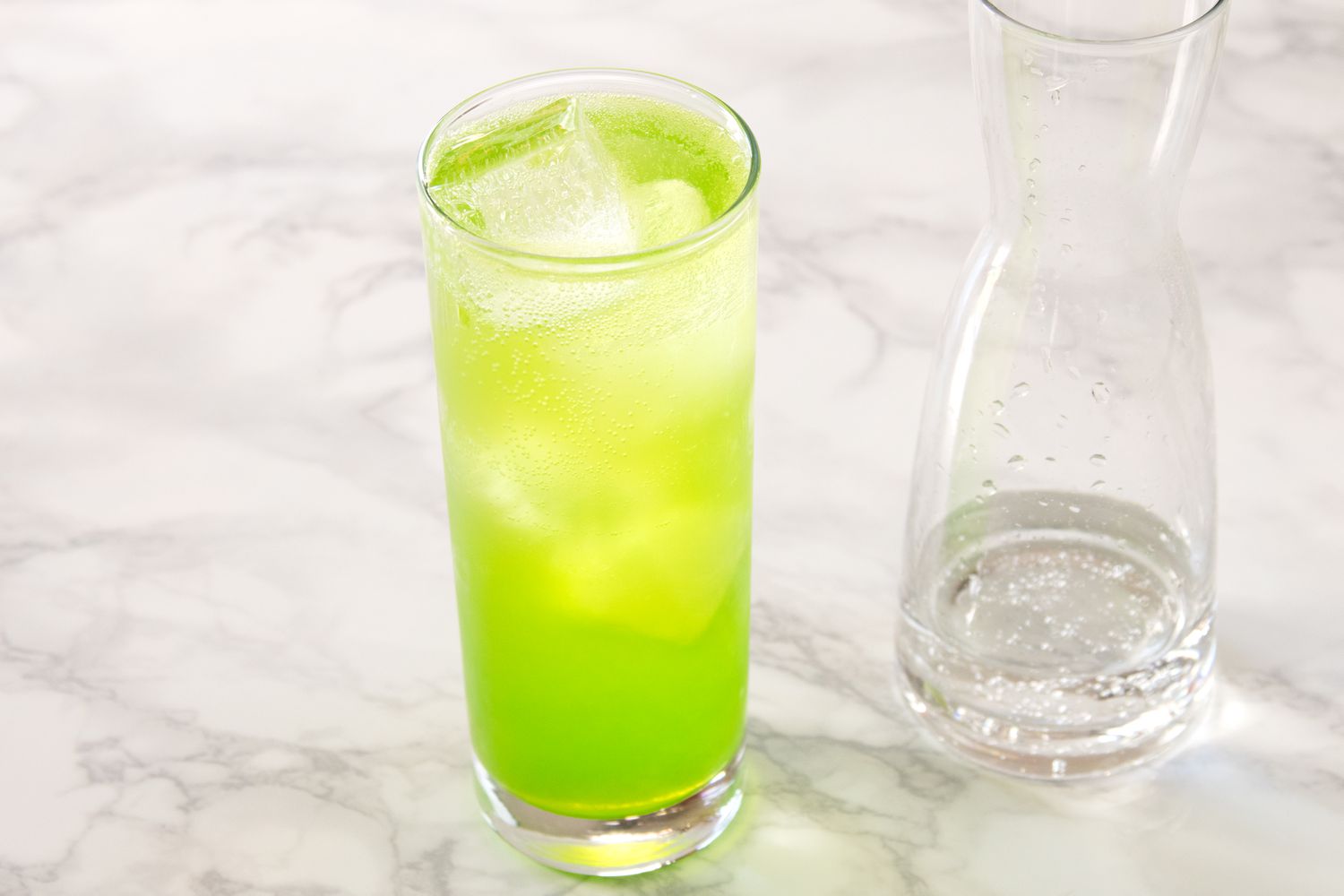 collins glass with ice, mixed midori sour ingredients and topped with club soda