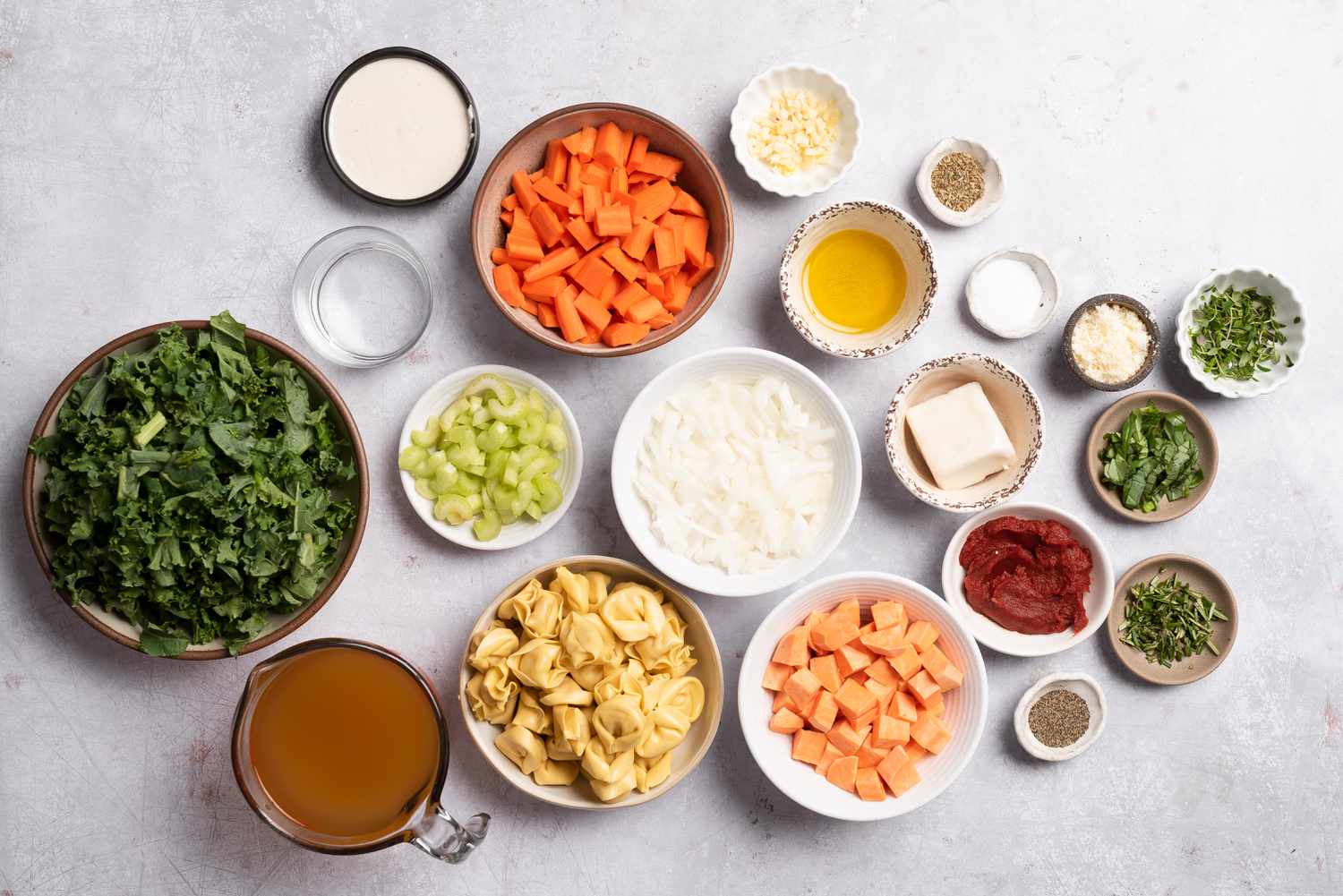 Ingredients to make vegan veggie tortellini soup
