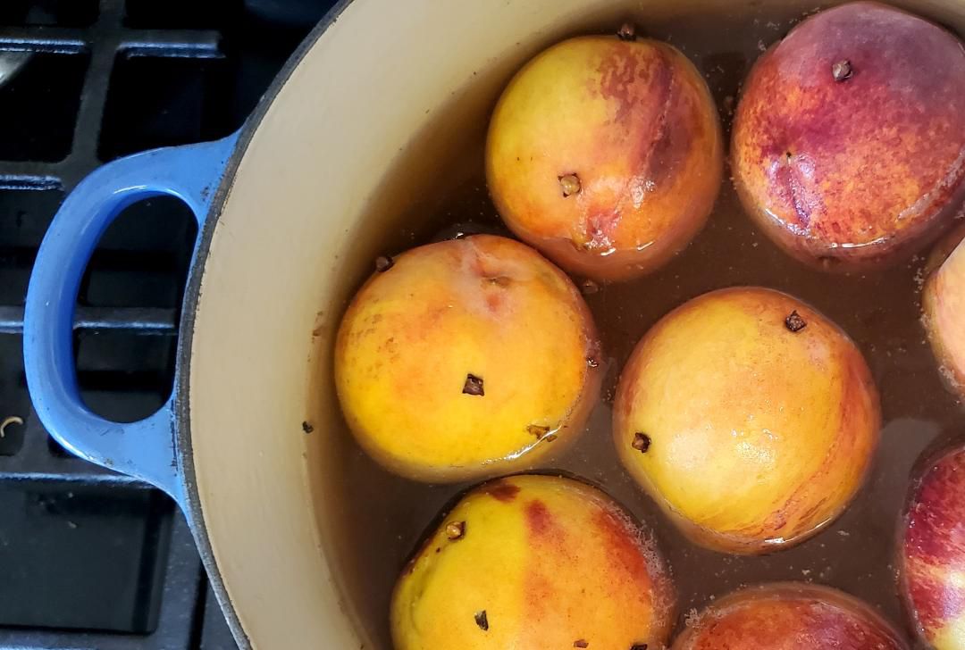 Peaches in the vinegar bath in a pot