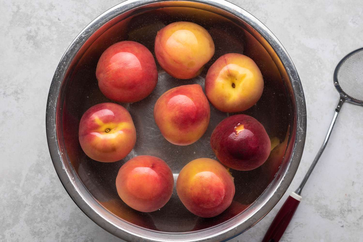 Peaches in a bowl with ice water 